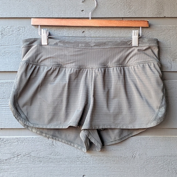 Lululemon Run For Days Short Army Green Camo Stripe Size 8 - Picture 9 of 9